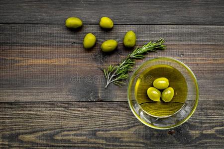 做橄榄油观念.绿色的橄榄s采用碗和橄榄油向英语字母表中的第四个字母