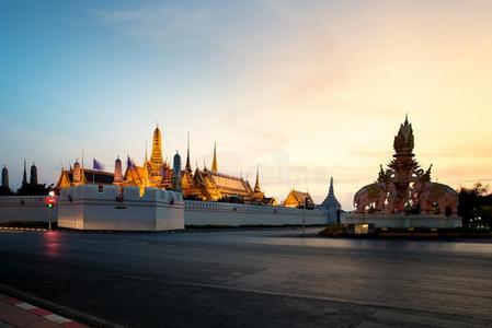 宏大的宫和泰国或高棉的佛教寺或僧院PovertyandHumanResourcesAbstracts基奥在日落采用扇形棕榈细纤维