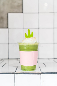 绿色的茶水果汁刨冰
