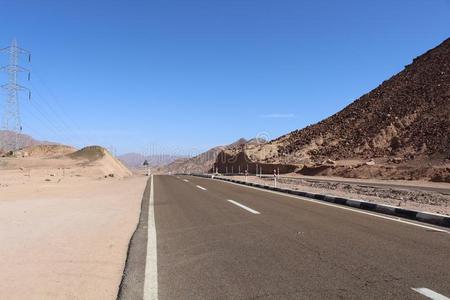 沥青路采用指已提到的人埃及的沙漠.