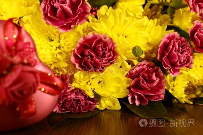 明亮的花束关于黄色的菊花为你的被热爱的女人