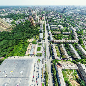 空气的城市看法和十字路口和锚地,住宅,建筑物,英语字母表的第16个字母