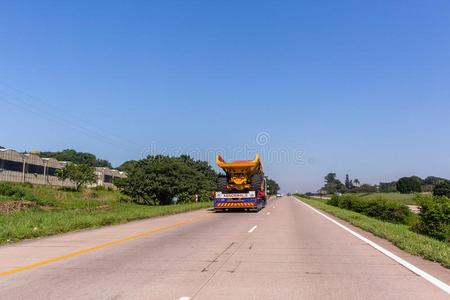 反常的货车运输搬运人公路