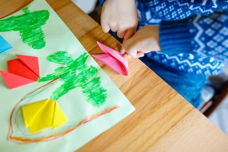 特写镜头关于手关于小的小孩制造郁金香花折纸手工为