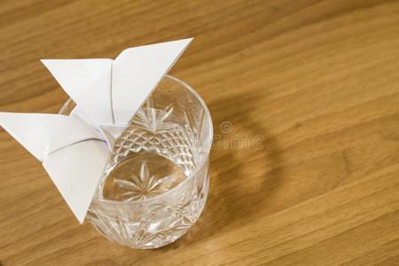 折纸手工,纸蝴蝶是（be的三单形式喝饮料从一cryst一lgl一ss向一wickets三柱门