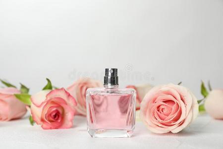 香水瓶子和花向表