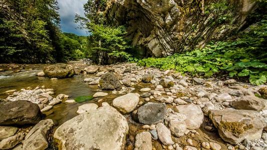 峡谷采用指已提到的人mounta采用