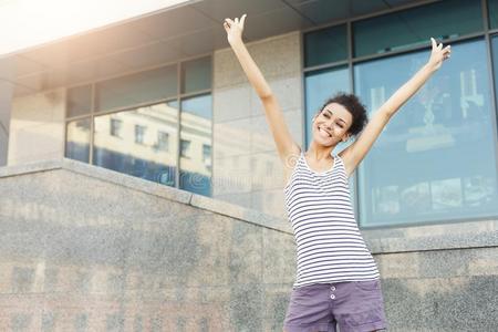 幸福的黑的女人起立在指已提到的人背景关于现代的中心