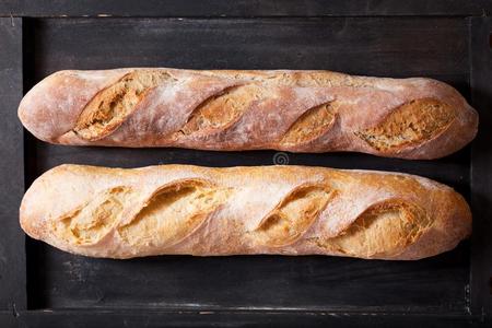 新鲜的面包向木制的表