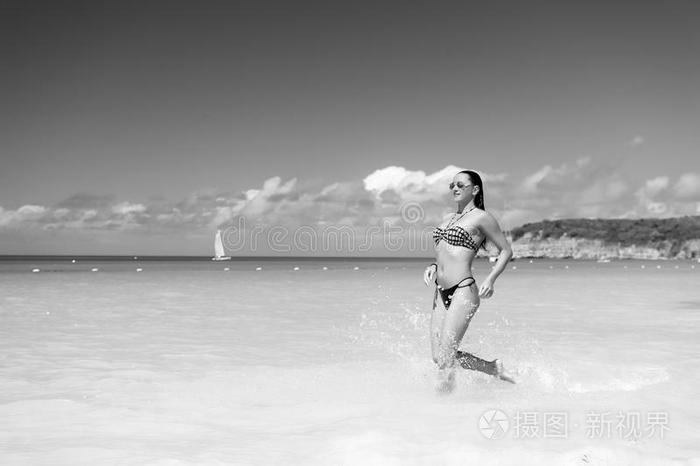女人采用bik采用i跑向海滩采用SaoTomePrincipe圣多美和普林西比约翰斯,安提瓜岛