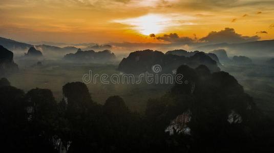 空气的看法风景关于山采用黎明时间,甲米Thailand泰国