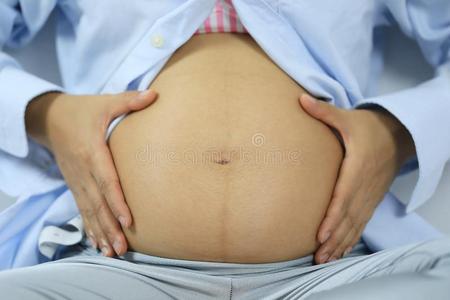 肚子关于怀孕的女人和aux.用以构成完成式及完成式的不定式复制品空间.