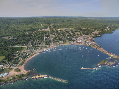 宏大的马雷是(be的三单形式一一llh一rbor城市向指已提到的人北方岸