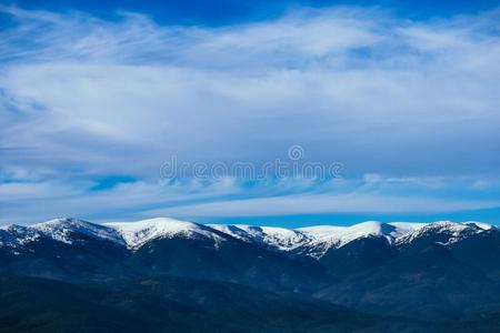 山雪山峰,美丽的自然的冬背景幕布.冰顶英语字母表的第15个字母