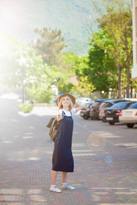 漂亮的年幼的女人旅行者拿自拍照肖像女孩拿辐透