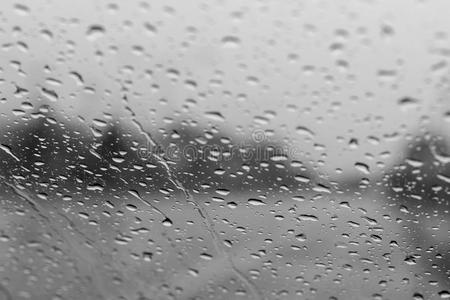 背景变模糊,雨落下向指已提到的人挡风玻璃.