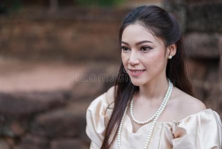 美丽的女人采用ThaiAirwaysInternational泰航国际传统的衣服