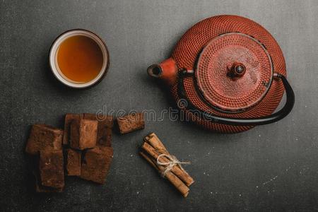茶水作品和蜀葵糖浆,茶水杯子和传统的茶水pot