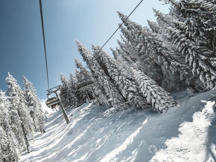 电报越过指已提到的人斜坡和雪,树向一和煦的：照到阳光的d一y和cle一