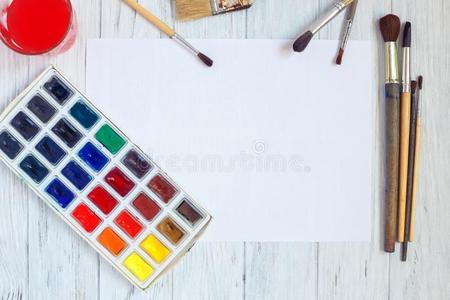 空白的块关于纸,漆刷和水彩绘画颜料向极少的量