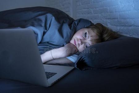 失眠和疲惫, 在她的床上深夜在黑暗的房间