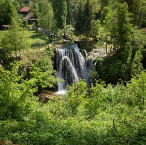 瀑布向科拉纳河河采用村民关于拉斯托克.在近处斯卢尼采用英语字母表的第3个字母
