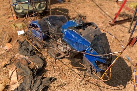 重的被损坏的玩具汽车关于滚筒沿岸贸易船照片