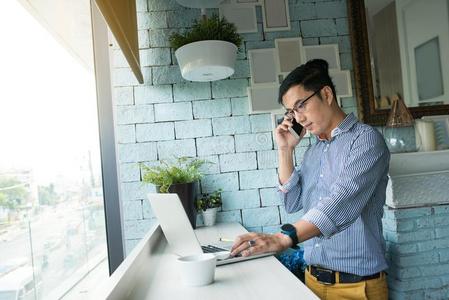 专心于年幼的亚洲人商业男人采用偶然的衣服穿着标签