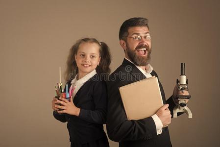 女孩和男人采用一套外衣和学校制服