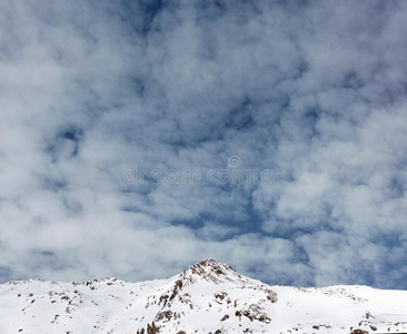 下雪的山山峰向指已提到的人背景关于多云的天