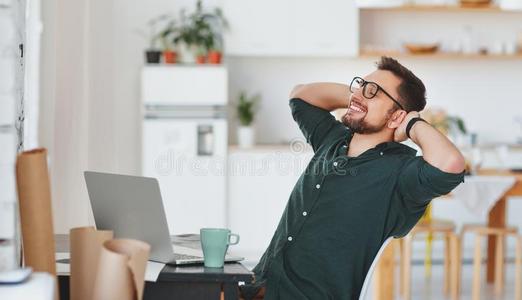 幸福的男人business男人,自由作家,学生工作的在计算机一