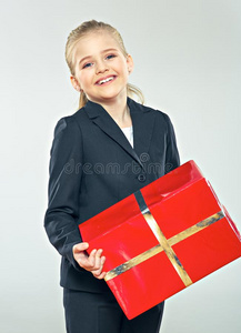 小的商业女人拿住大的红色的赠品盒.