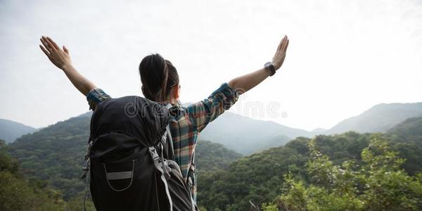 女人享有指已提到的人看法向早晨山山谷