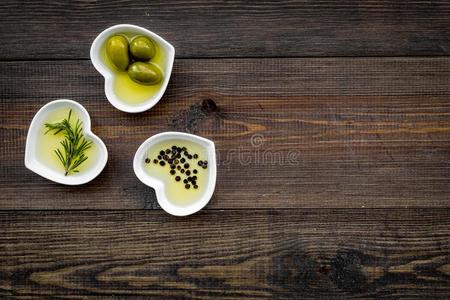 橄榄油同样地健康的日常饮食产品.心合适的保龄球和橄榄