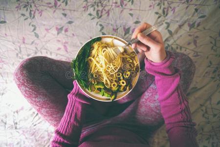 一女人是（be的三单形式吃面团.