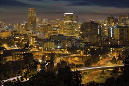 波特兰在商业区城市风光照片和高速公路在夜