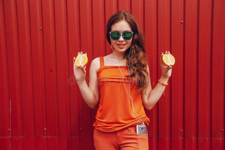 女孩和成果照片