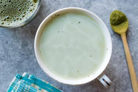 热的绿色的日本抹茶茶水和奶