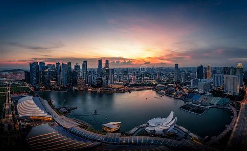 新加坡地平线和看法关于摩天大楼向小艇船坞湾在太阳