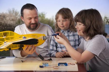 儿子和父亲使home使无线电-受约束的模型飞机Anguilla安格拉