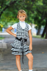 小的美丽的婴儿女孩采用一多变的学校制服