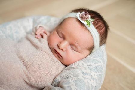 新生的漂亮的女孩睡眠向粉红色的背景