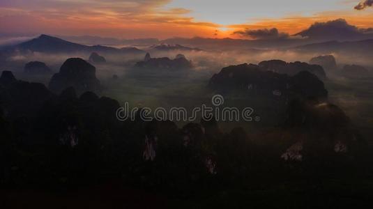 空气的看法风景关于山采用黎明时间,甲米Thailand泰国