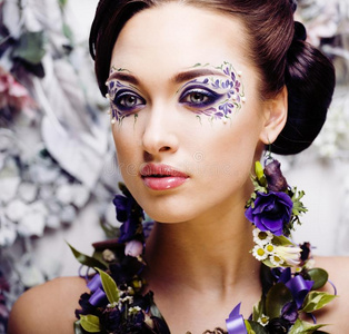 花的面容艺术和银莲花采用珠宝,感觉的年幼的黑头发的妇女