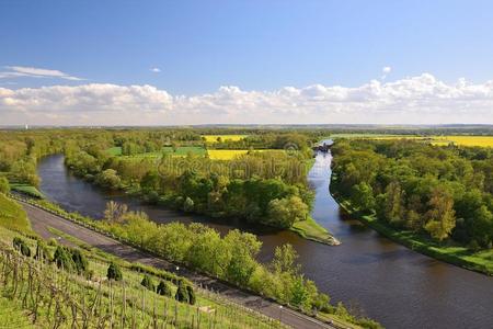 捷克人和煦的：照到阳光的春季风景和汇合处关于伏尔塔瓦河河和