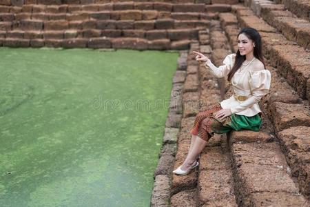 女人在泰语中传统的衣服是（be的三单形式弄尖在近处指已提到的人池塘