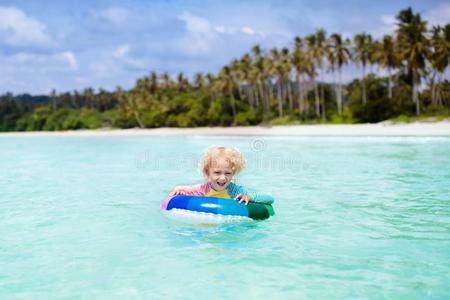 小孩向热带的海滩.海vacati向和小孩.