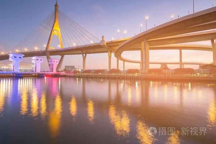 夜光反映罗摩悬浮桥越过白色的沃特加