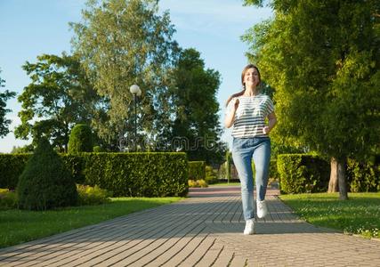 幸福的年幼的女人慢跑采用一p一rk