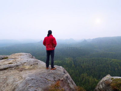 指已提到的人男人向顶指已提到的人山峰关于山向日出多云的天.运动